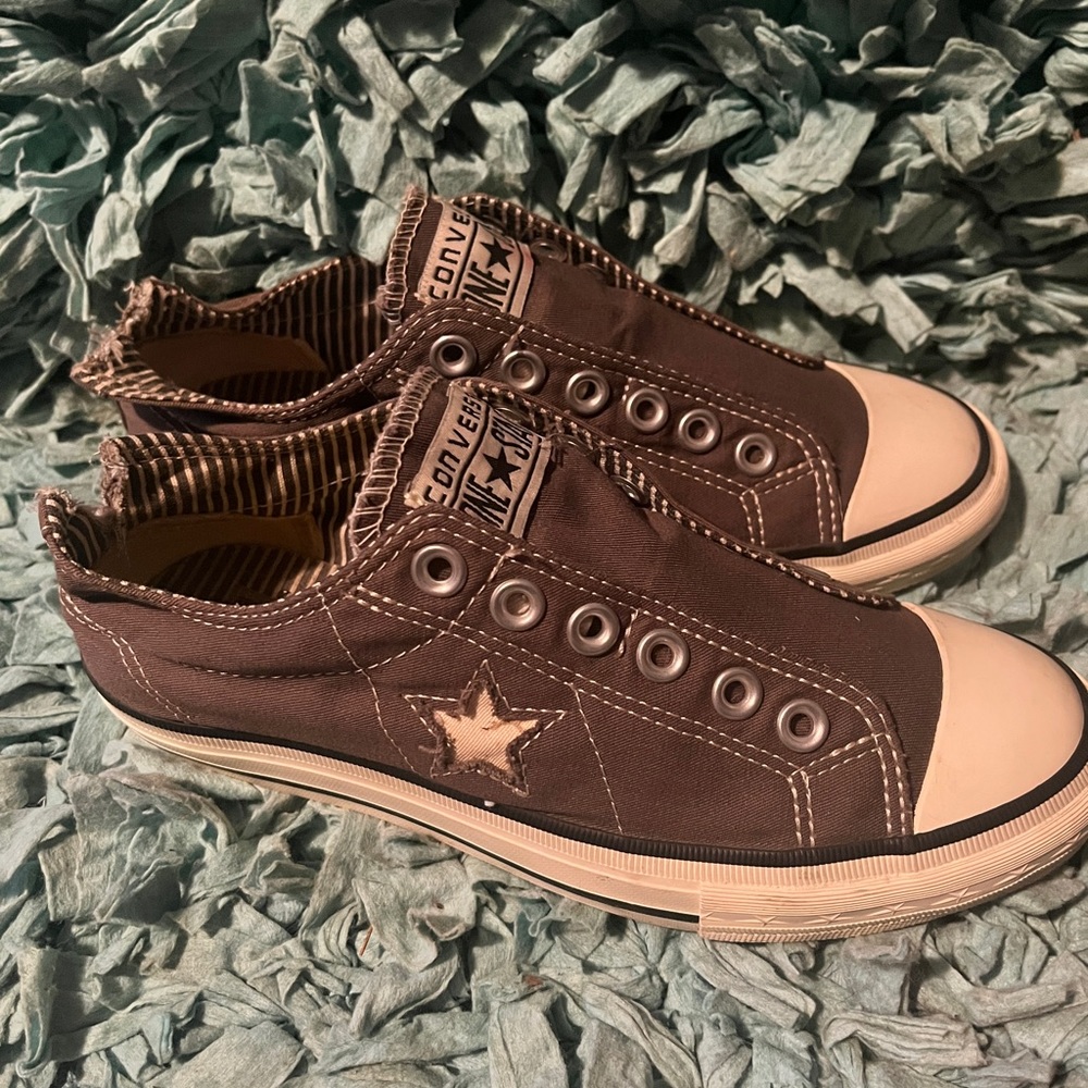 Women’s Size/7 Chuck Taylor “Star” slip-on Converse